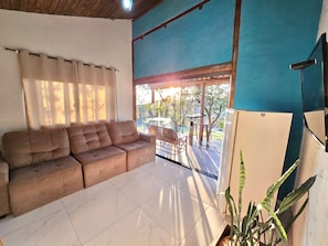 Chalet | Área de sala de estar | Televisión de pantalla plana de 32 pulgadas con canales vía satélite