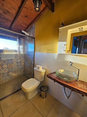Chalet | Salle de bain | Douche, savon, shampoing, papier toilette