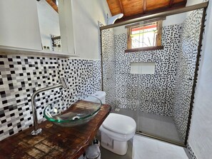 Chalet | Kamar mandi | Shower, sabun, sampo, dan tisu toilet