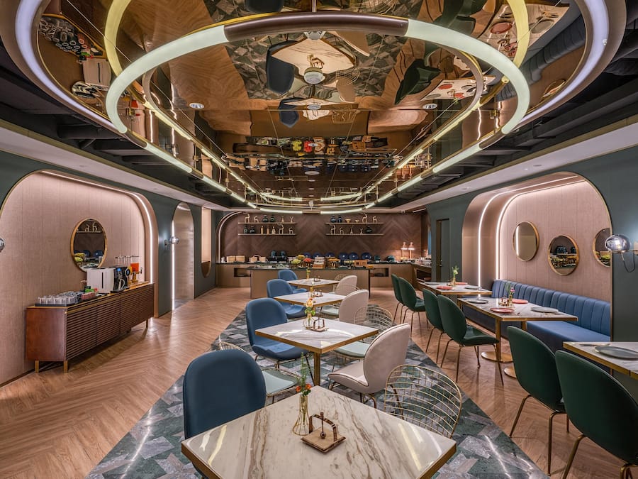 Ein modernes Interieur mit Barbereich, Sitzgelegenheiten und einem Fischgrätparkett.
