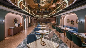 A modern restaurant with a bar area, wooden floors, and a ceiling with a unique design. - Manxin Hotel Yantai Binhai Plaza (Yantai)