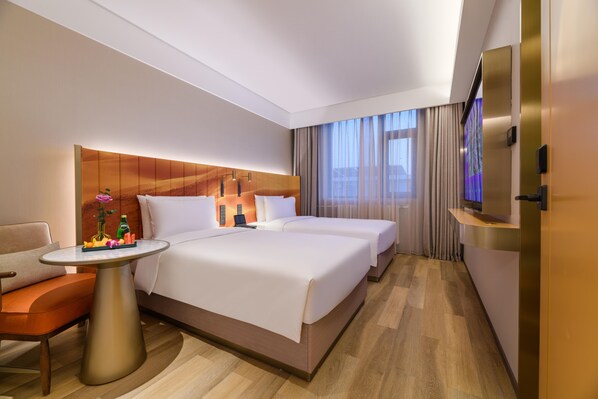 A hotel room with a bed, a desk, a chair, a TV, and a window with curtains. - Manxin Hotel Yantai Binhai Plaza (Yantai)