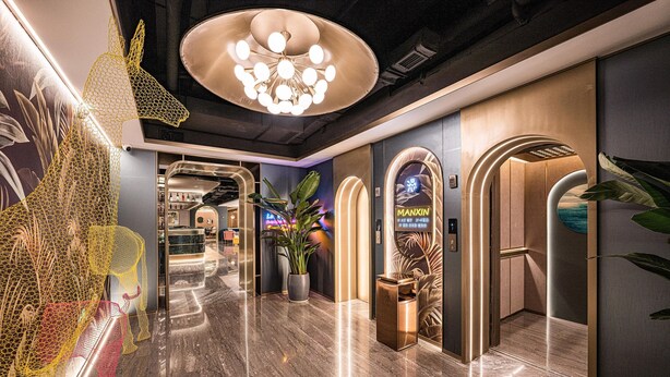 A modern hotel lobby with a marble floor, a large chandelier, and a reception desk. - Manxin Hotel Yantai Binhai Plaza (Yantai)