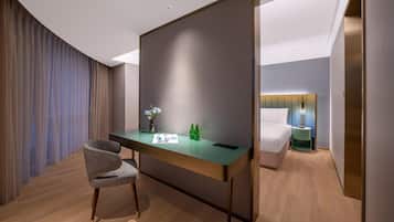 Una habitación de hotel moderna con escritorio, silla y cama.
