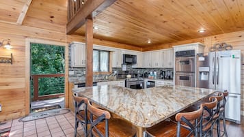 Chalet, Multiple Bedrooms | Private kitchen | Fridge, oven, coffee/tea maker, toaster