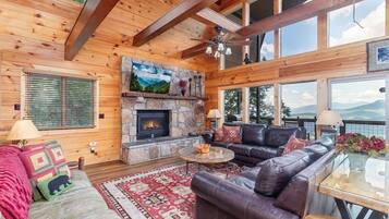 Chalet, camere multiple | Area soggiorno | Smart TV