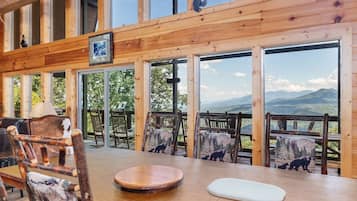Chalet, beberapa kamar | Tempat makan
