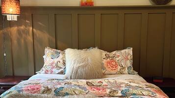5 bedrooms, iron/ironing board, WiFi, bed sheets