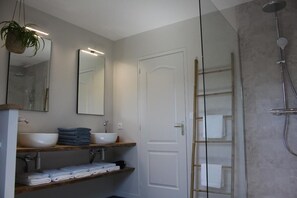 Shower, hair dryer, towels