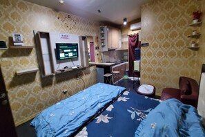 Deluxe Double Room | Bed sheets - OYO 93928 The Metro Suites Apartment By Nn Rooms (Bandung)