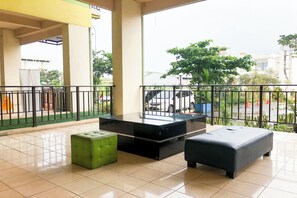 Interior - OYO 93928 The Metro Suites Apartment By Nn Rooms (Bandung)