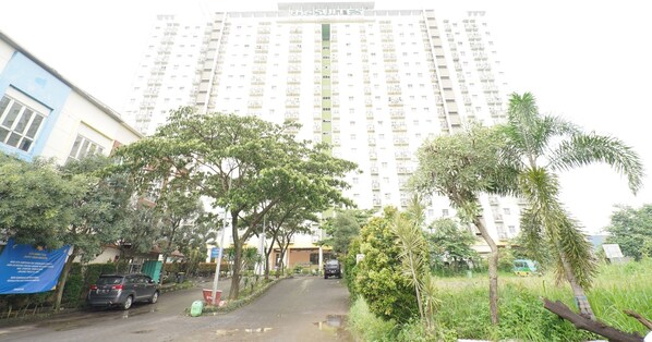 Exterior - OYO 93928 The Metro Suites Apartment By Nn Rooms (Bandung)