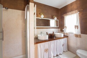 Villa | Salle de bain | Sèche-cheveux, serviettes fournies
