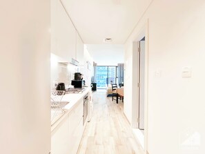 Apartment (0 Bedroom) | Private kitchenette | Fridge, microwave, oven, stovetop - Stunning & Spacious Studio Balcony & View Dubai (Dubai)