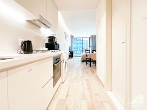 Private kitchenette - Stunning & Spacious Studio Balcony & View Dubai (Dubai)