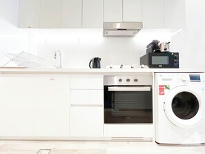 Apartment (0 Bedroom) | Private kitchenette | Fridge, microwave, oven, stovetop - Stunning & Spacious Studio Balcony & View Dubai (Dubai)