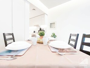 In-room dining - Stunning & Spacious Studio Balcony & View Dubai (Dubai)