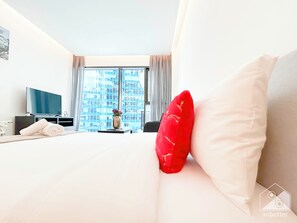 Apartment (0 Bedroom) | Iron/ironing board, bed sheets - Stunning & Spacious Studio Balcony & View Dubai (Dubai)