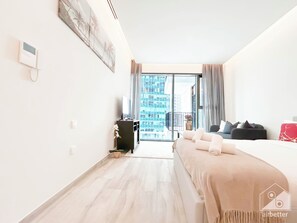Living room - Stunning & Spacious Studio Balcony & View Dubai (Dubai)