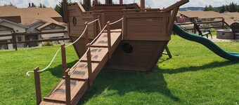 Steps to ski-Out Trail & Shuttle Access