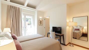 Camera Standard con letto matrimoniale o 2 letti singoli, vista piscina | Una cassaforte in camera, tende oscuranti, insonorizzazione