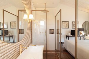 Ducha, secador de pelo, pantuflas, toallas