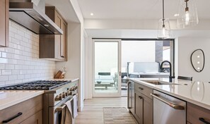 Geladeira, micro-ondas, fogão, cooktop