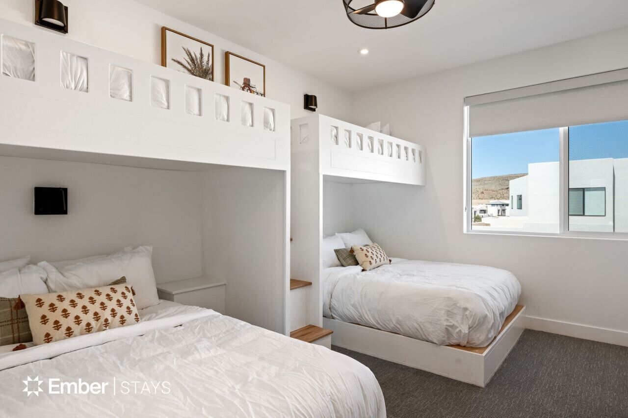 5 chambres, bureau, fer et planche à repasser, lit parapluie