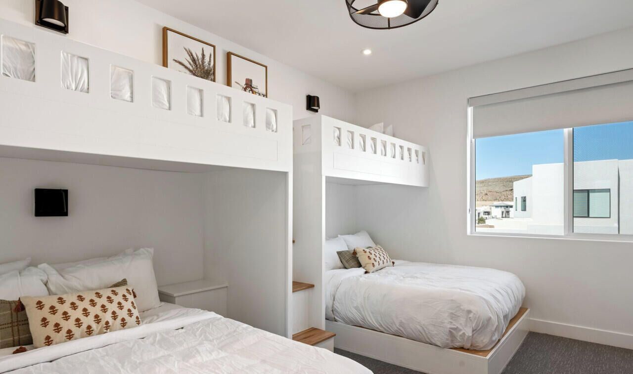 5 bedrooms, desk, iron/ironing board, travel crib