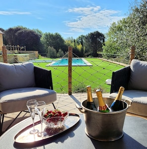 Property grounds - Dreamy 2BD Dordogne hideaway. Heated pool and views. 4 star classified. (Castelnaud-la-Chapelle)