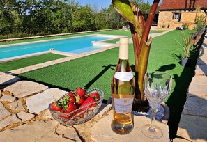Outdoor pool, a heated pool - Dreamy 2BD Dordogne hideaway. Heated pool and views. 4 star classified. (Castelnaud-la-Chapelle)
