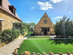 Exterior - Dreamy 2BD Dordogne hideaway. Heated pool and views. 4 star classified. (Castelnaud-la-Chapelle)