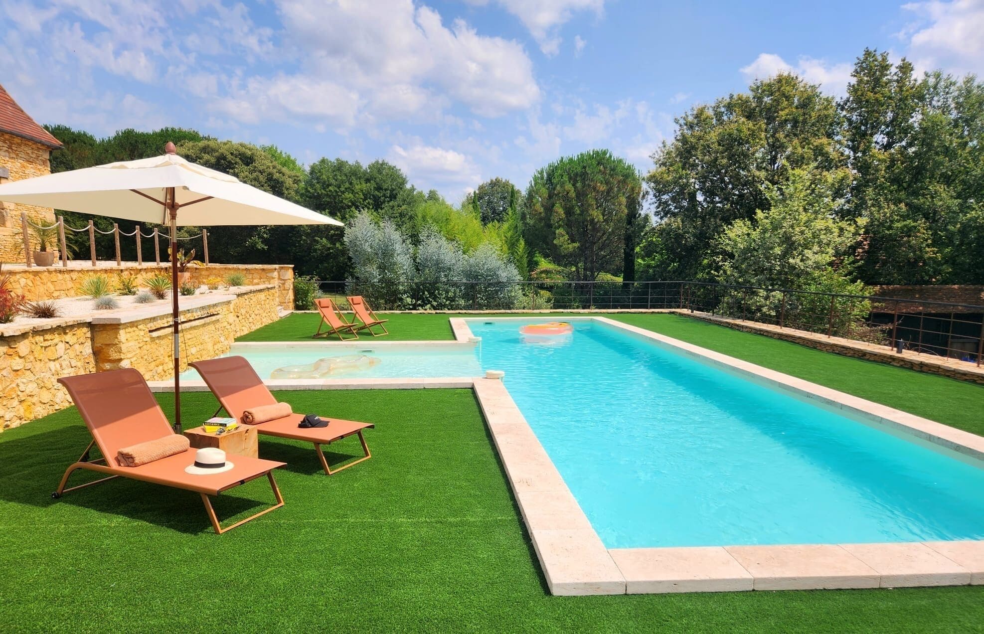 Una piscina al aire libre, una piscina climatizada