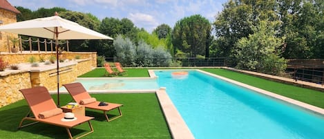 Una piscina al aire libre, una piscina climatizada