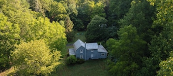DLT Cabins, LLC - Holler Hideaway Cozy house sleeps 4 on 10 Minutes from SNP