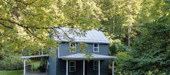 DLT Cabins, LLC - Holler Hideaway Cozy house sleeps 4 on 10 Minutes from SNP