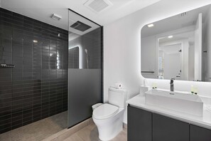 Dusj, hårføner og håndklær