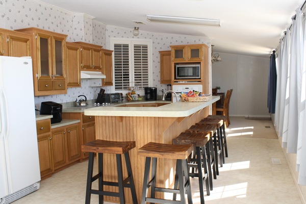 Coffee/tea maker, fridge, microwave, oven