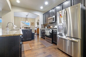 冷蔵庫、電子レンジ、オーブン、コンロ