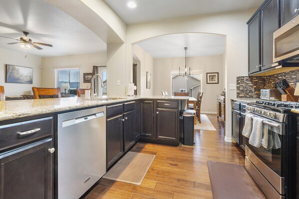 冷蔵庫、電子レンジ、オーブン、コンロ