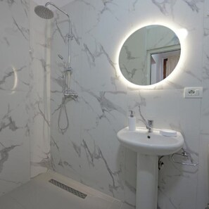 Quarto triplo econômico | Banheiro | Chuveiro, secador de cabelo, chinelos, toalhas de banho