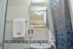 Chuveiro, secador de cabelo, toalhas de banho, sabonete