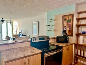 Cafeteira/chaleira, geladeira, micro-ondas, cooktop