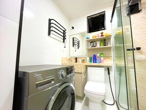 Regadera, amenidades de baño ecológicas, bidet, toallas 