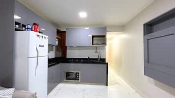 Geladeira, micro-ondas, fogão, cooktop