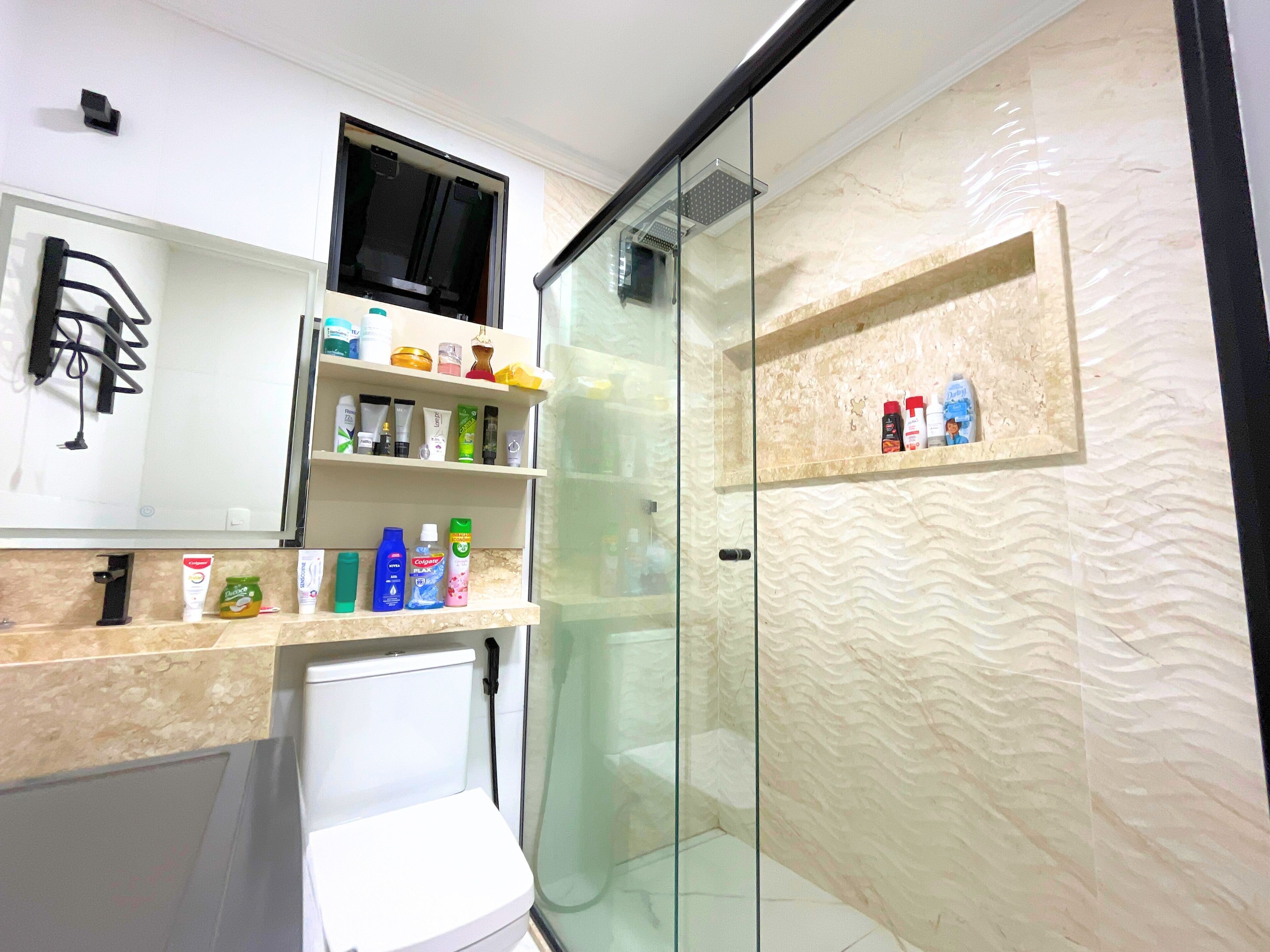 Chuveiro, produtos de toalete biodegradáveis, bidê, toalhas de banho