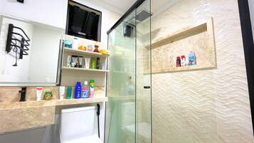 Chuveiro, produtos de toalete biodegradáveis, bidê, toalhas de banho