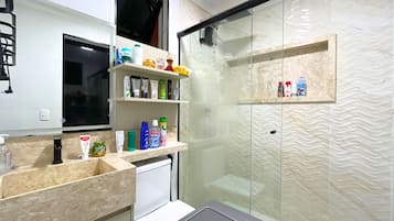 Regadera, amenidades de baño ecológicas, bidet, toallas