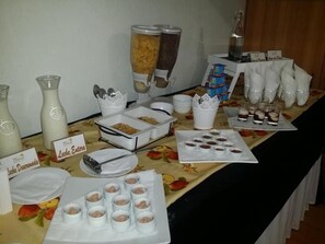 Free daily full breakfast - Hotel Dikran (Los Angeles)