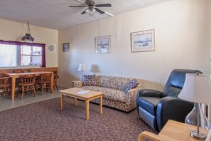 Smart TV, DVD player, books, video library - PEI Waterside Apt. #3, quiet waterfront Apt., beach, scenic view, great sunsets (Cardigan)